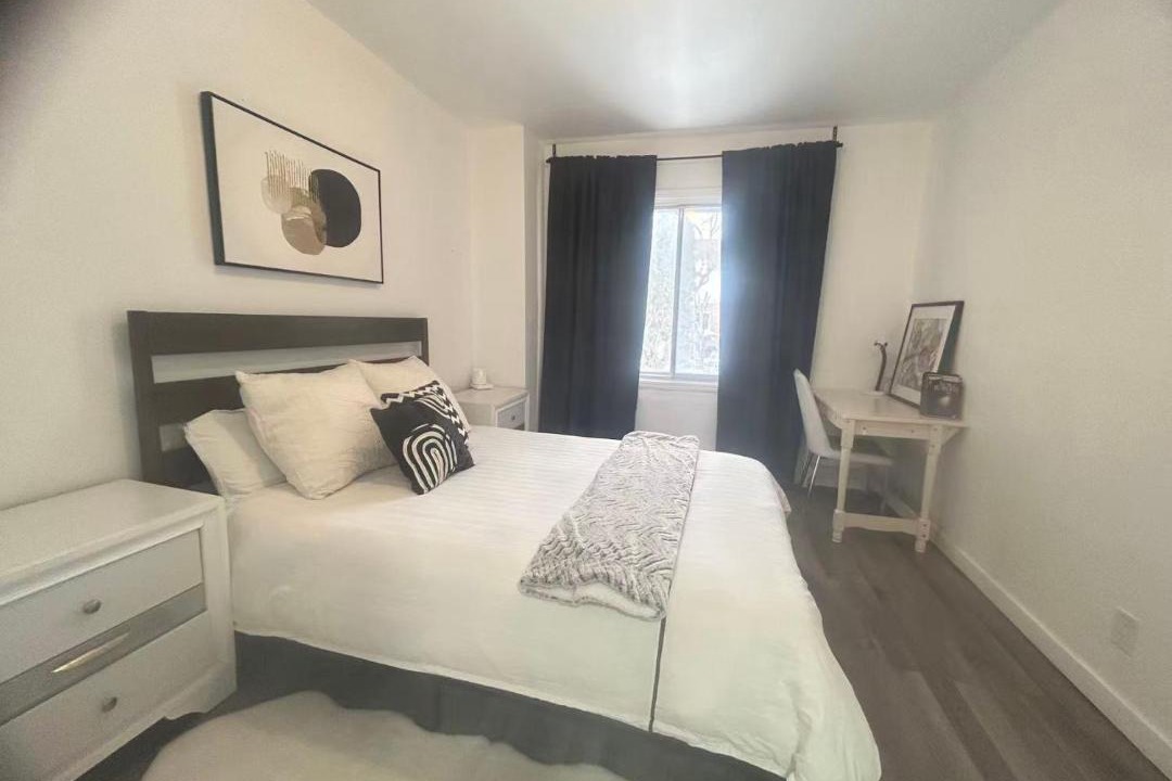 Photo of Bedroom in Cote-Des-Neiges—Notre-Dame-De-Grace