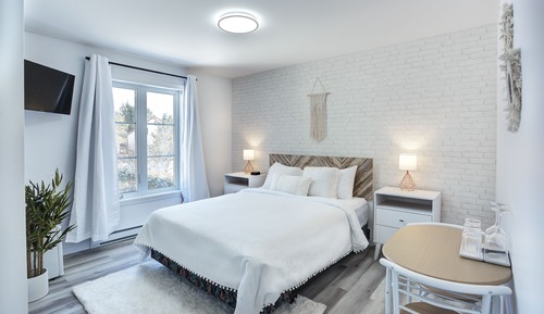 Deluxe Room, 1 Queen Bed, Non Smoking, Private Bathroom