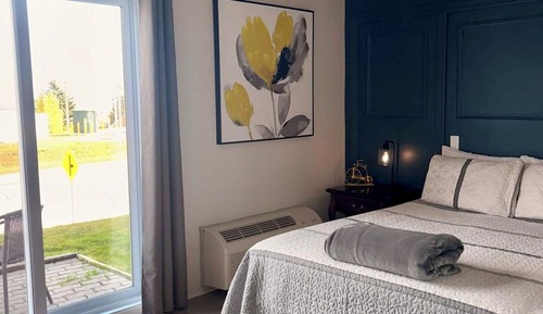 Standard Room, 1 Queen Bed, River View