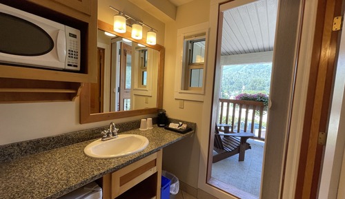Deluxe Room, 1 King Bed, Balcony, Mountain View (No Pets)