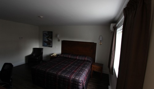 Single Room, 1 King Bed, Non Smoking, Refrigerator & Microwave