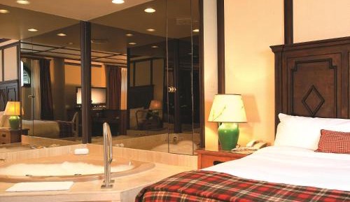 Deluxe King Suite with Spa Bath