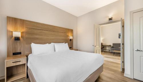 King Suite with Sofa Bed, Bath Tub and Hot Tub - Disability Access/Non-Smoking