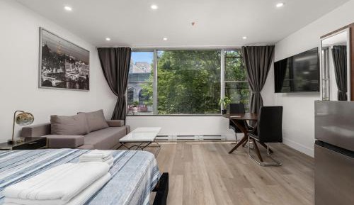 Deluxe Queen Suite