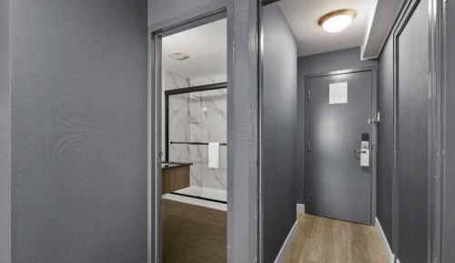 Queen Room (Stair Access Only) - Non-Smoking