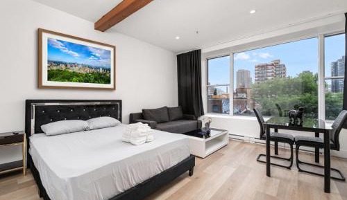 Deluxe Queen Suite