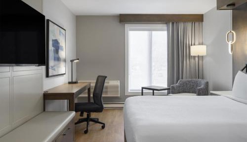Executive Queen Room with Rain Shower - Non-Smoking