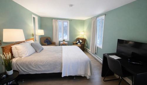 Superior Room 1 Queen Bed