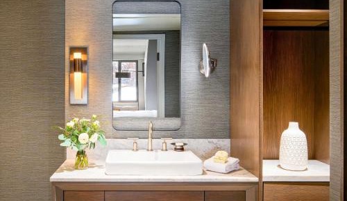One-Bedroom Fairmont Gold King Suite with Exclusive Lounge Access