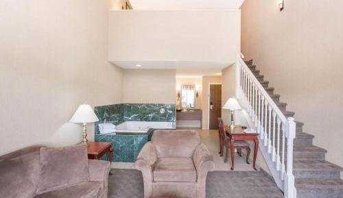 Deluxe King Loft Suite with Hot Tub