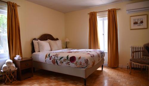 Quadruple Room with Shared Bathroom