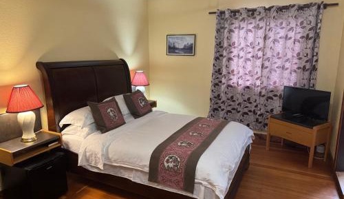 Deluxe Queen Room
