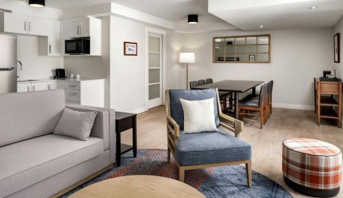 One-Bedroom King Suite with Courtyard View