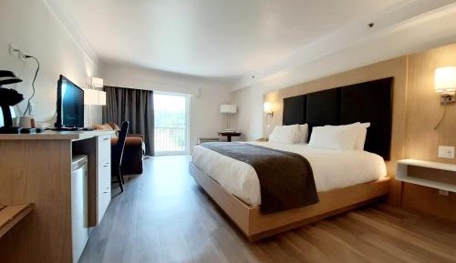 Lakeside prestige room with 1 King bed