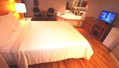Queen Room with Spa Bath