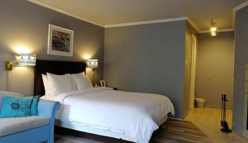 Queen Suite Fireplace kitchenette and 1-Person Jacuzzi