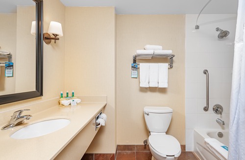 Bowmanville Hotel | Holiday Inn Express Hotel & Suites Clarington - Bowmanville, an Ihg Hotel