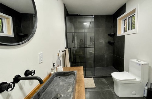 Gore Cottage | Beautiful brand new cottage in Gore, with spa and private access to Lake Baron