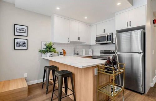 Banff Trail House | King Bed | Min to UofC | NEW