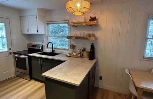 Innisfil Cottage | Secluded Forest Haven | Hot Tub | 5 Min to Beach