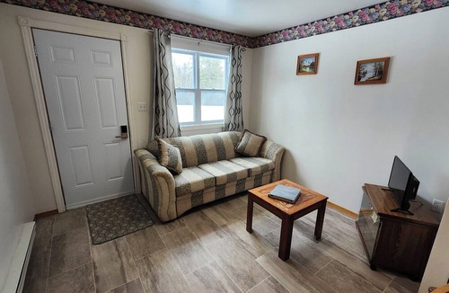 Trout River Apartment | Crocker Cabins Unit 2 offers a self‑contained efficiency unit in Gros Morne.