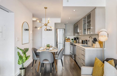 Downtown Eastside Apartment | Breathtaking Views of Mountains & Ocean Sleeps 4 - Fast Wifi & Secured Parking