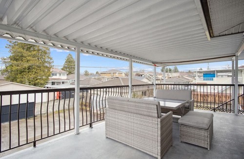 Killarney House | Large Multi-Family Retreat with 2 Car Garage