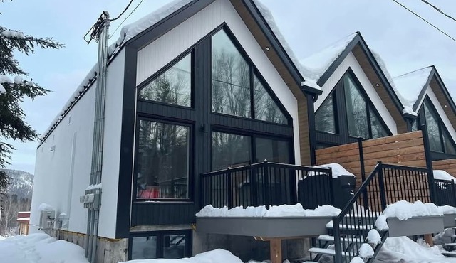 Scandinavian chalet in the alpine village of Mont Édouard-Magnificent new construction