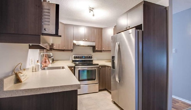 Charming apartment, centrally located/Charmant appartement, proche de tout.