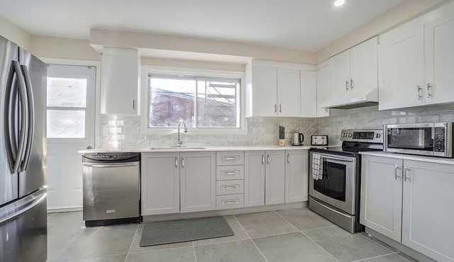 Relaxing Montreal 3 BR Appartment, close to transport and services