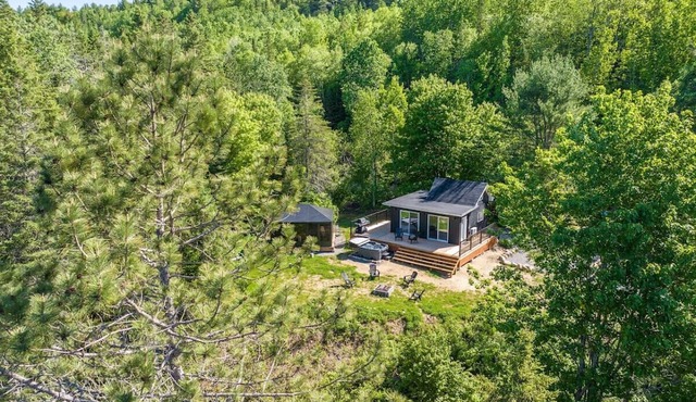 Chalet Hello| Private Lake Access | Hot Tub | EV