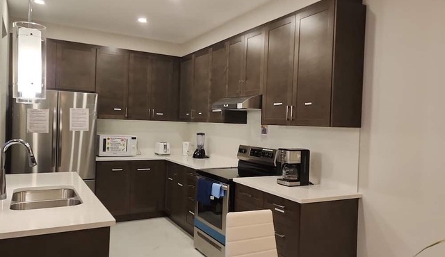 Classy & Modern 4 Bedroom & 3.5 Bath w/SelfCheck-In+Kitchen & Parking-Ottawa