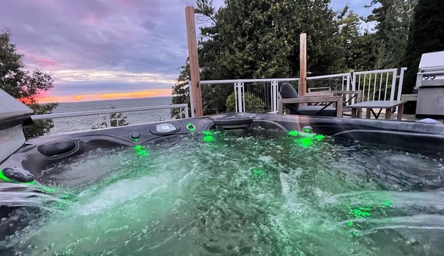 Direct Waterfront Cottage to Lake Simcoe w/Hot Tub, Sauna, BBQ Stove, Deck, Dock