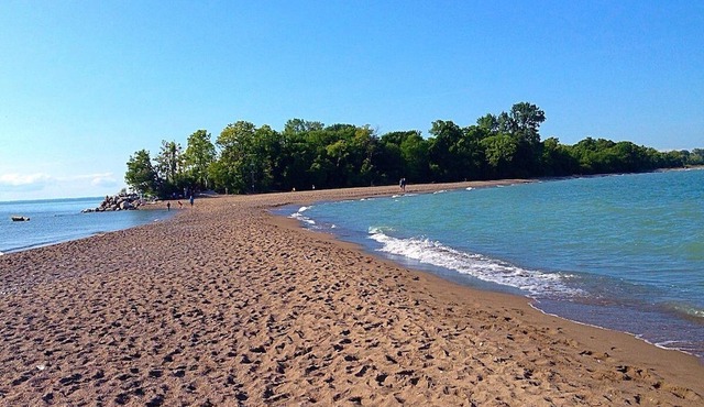 Lakefront relaxation, hot tub, and adventure awaits at Seacliff Park and beach