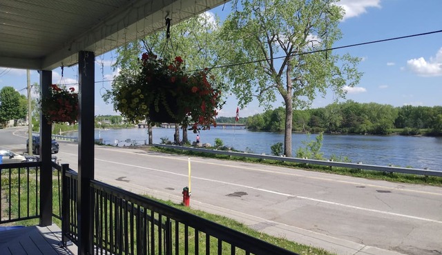 Waterfront apartment 10min to Ottawa