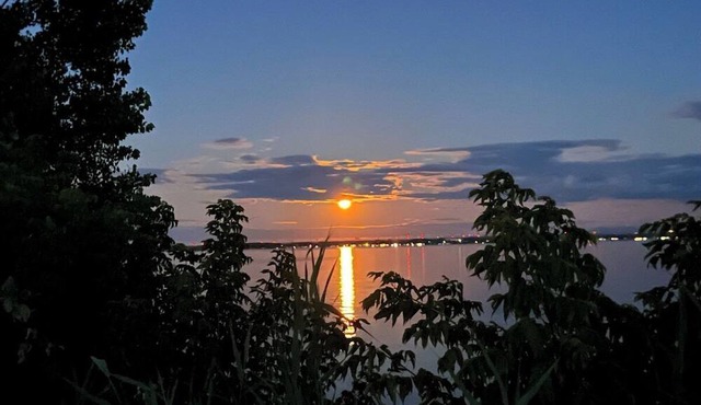 Waterfront 2BR Cottage! #4