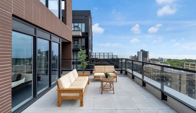 Sunset View - Luxury 2BR - 5 min to Exhibition Place