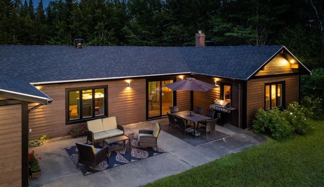 Chalet on the shores of Lake Aylmer with private dock and beach