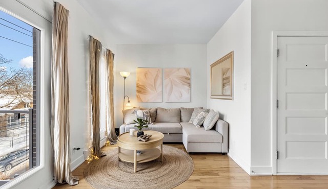Cute & Modern Condo - (Free Parking & Near Public Transit) - AC & Private Patios