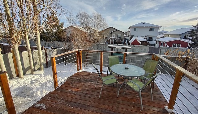 Peaceful Home Away From Home- Clean, Fully-Stocked & Pet Friendly