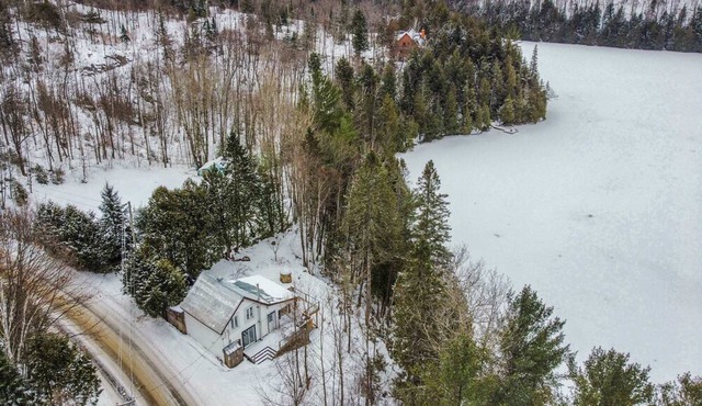 Ô Lac - waterfront, cozy, rustic cottage!