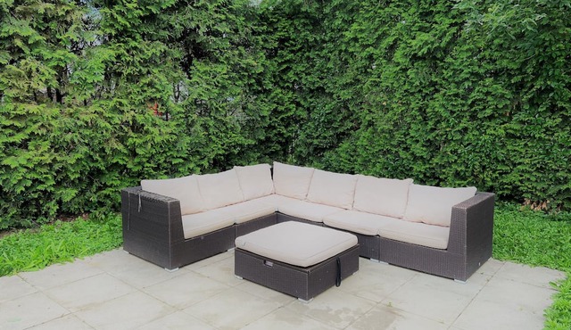 Luxury 2-Bed Apt for 6: Near Airport & Downtown, Backyard with free Parking