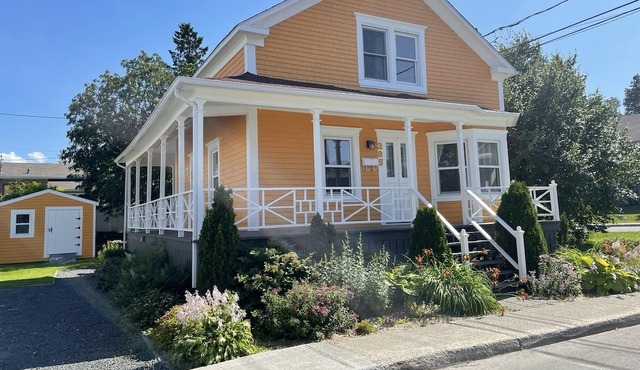 Maison Ancestrale Avec Magnifique Terrasse au Centre-ville de Matane