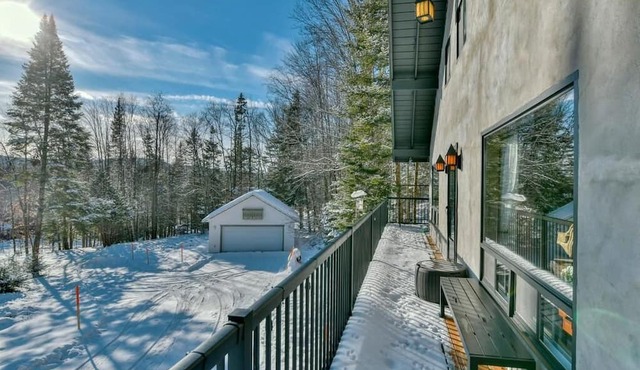 4 Br Luxury St-Sauveur Chalet & Pool, Swim Spa, fireplace, close to Ski resort