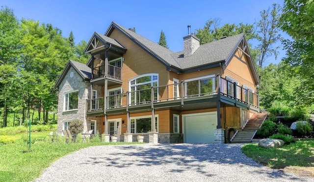 A rustic cabin near a lake, 45 minutes from Quebec City—perfect for families!