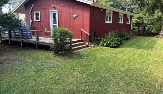Cozy Cottage, waterfront, pet friendly, very close to attractions/theme parks.