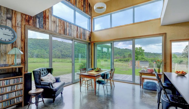 CONTEMPORARY DESIGN IN EXTRAORDINARY NATURAL ENVIRONMENT! Cozy Comfort & Nature!